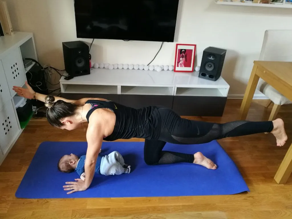 osoba wykonująca ćwiczenia na mięśnie core, silny brzuch, stabilizacja