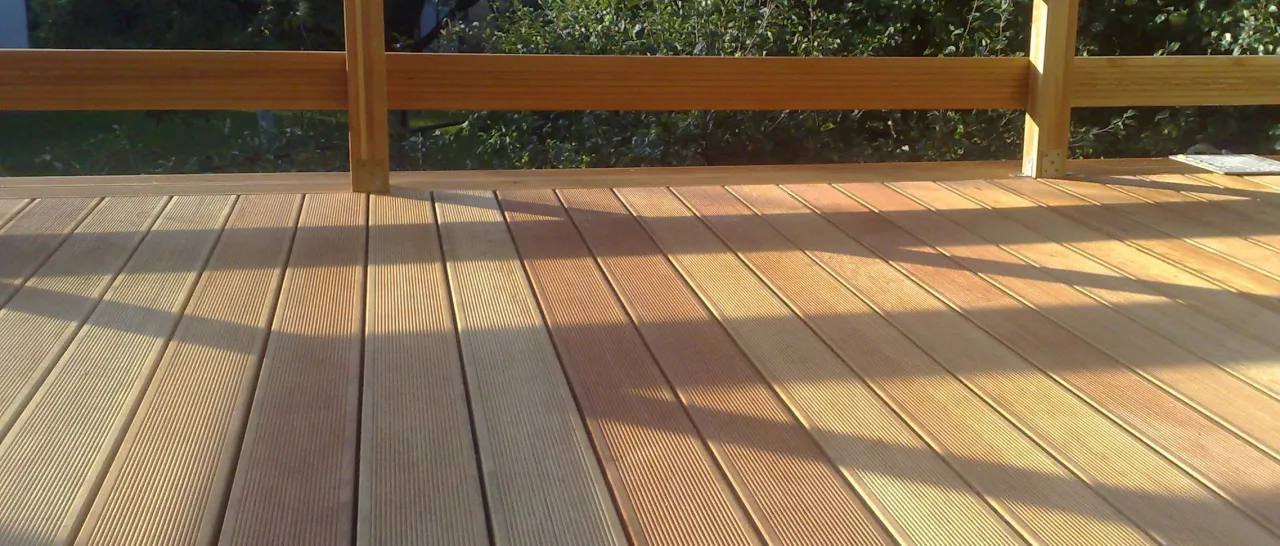 Taras drewniany egzotyczny lub modrzew syberyjski