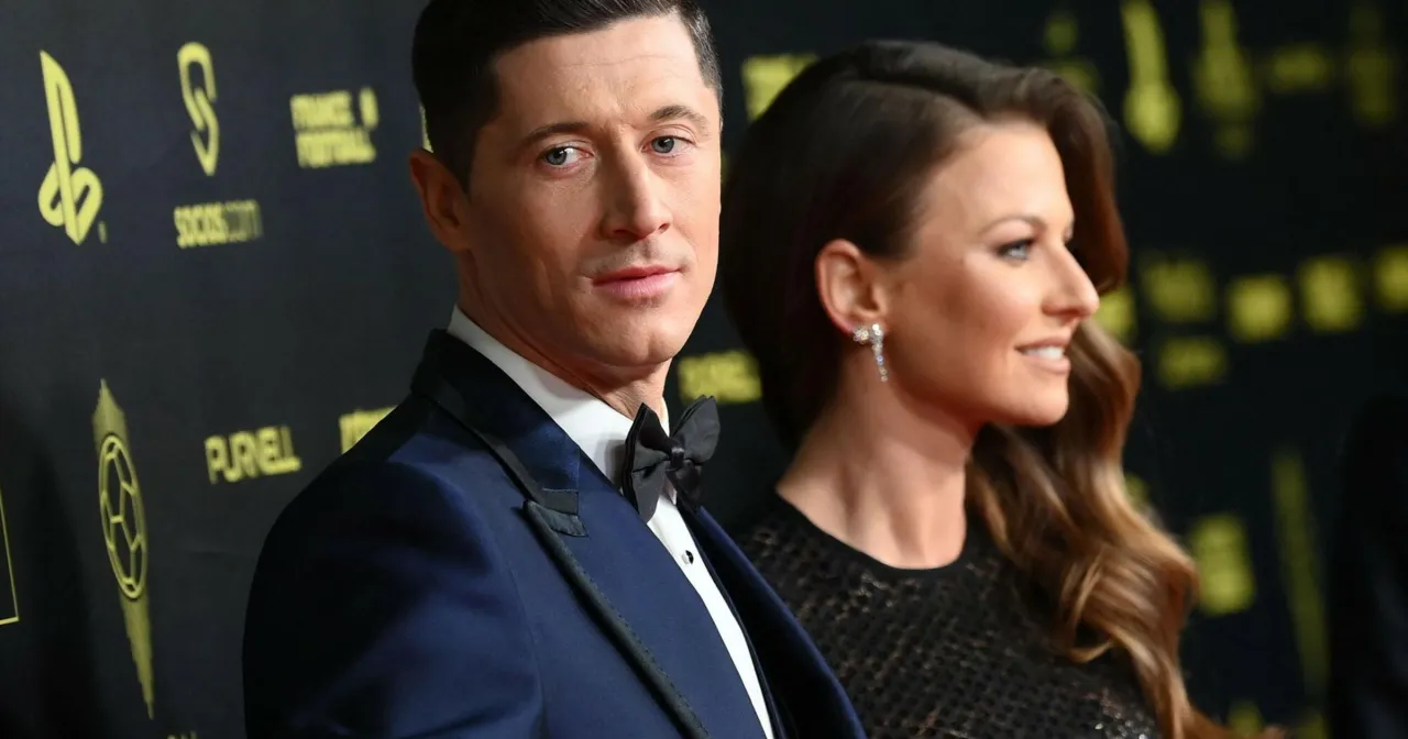 Robert Lewandowski w eleganckim garniturze, obok niego partnerka. Ile Robert Lewandowski ma złotych piłek? Dwa!