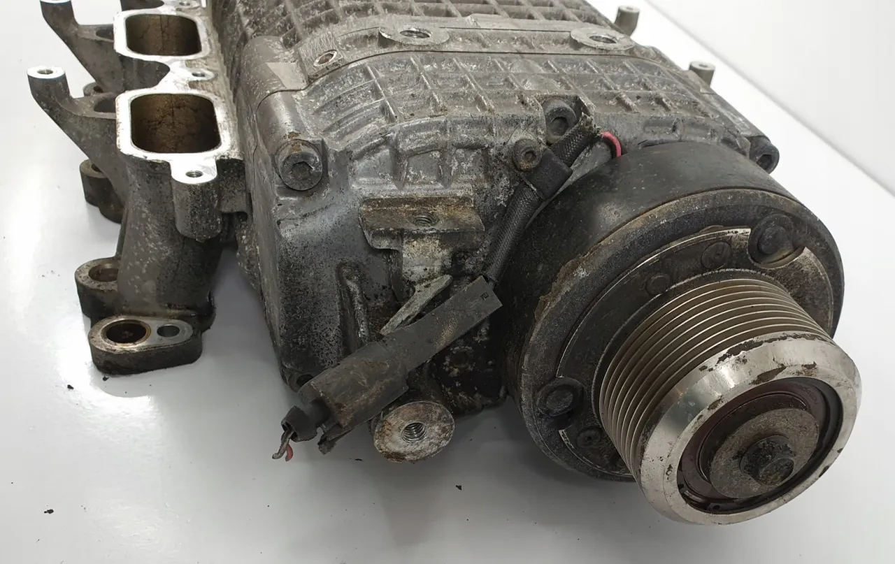 Kompresor do Mercedes Benz C32 AMG, element układu dolotowego, gotowy do montażu.