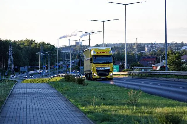 Zdjęcie Ile metrów ma naczepa tira? Poznaj standardowe wymiary i przepisy