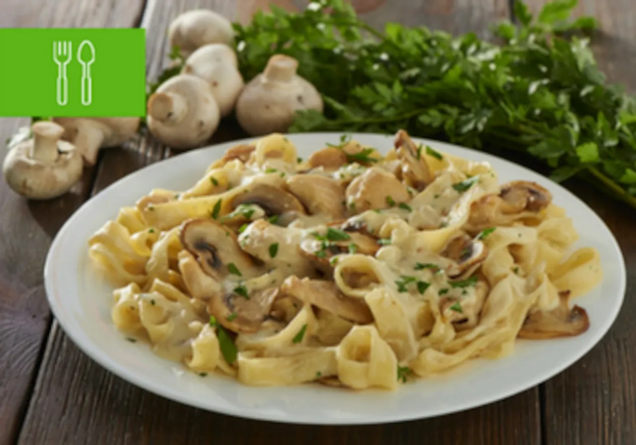 tagliatelle z grzybami na talerzu