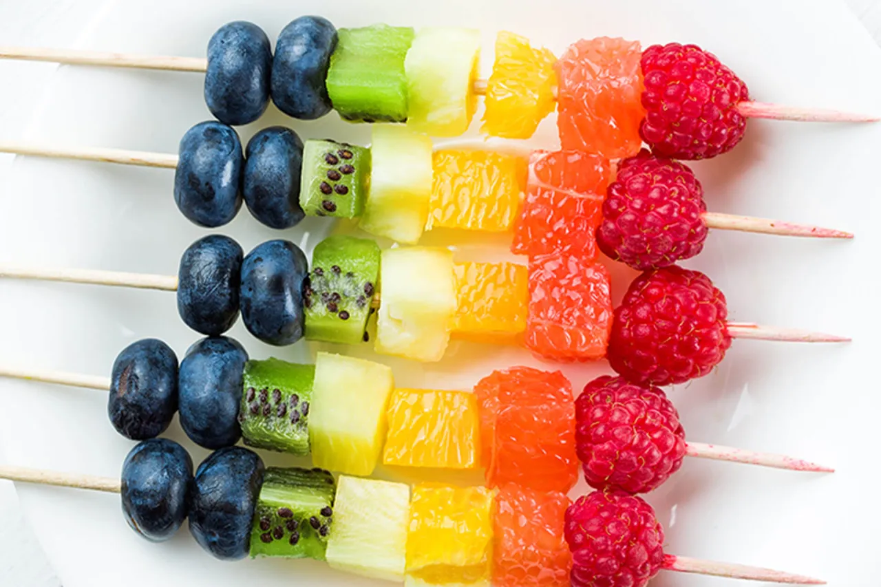 kolorowe szaszłyki owocowe dla dzieci