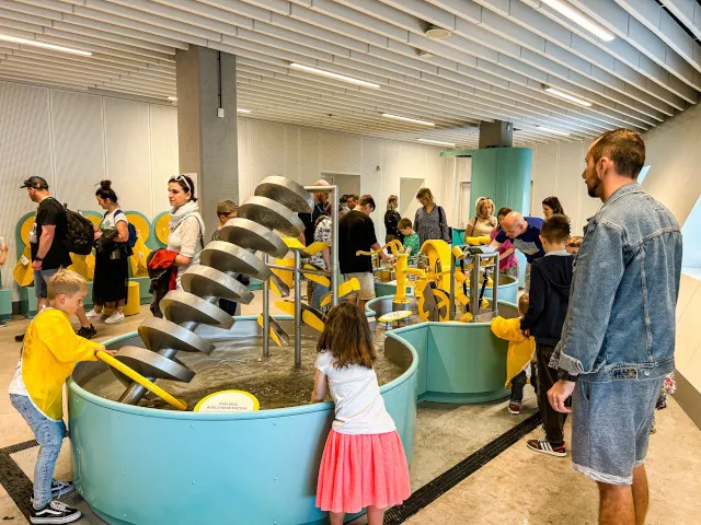 Wnętrze Morskiego Centrum Nauki interaktywne wystawy