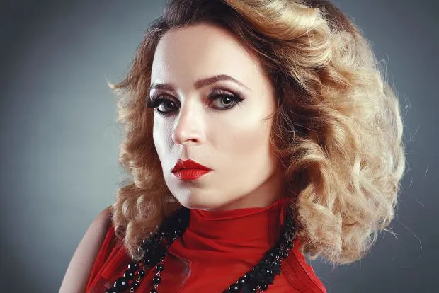 Fryzury makijaż PRL