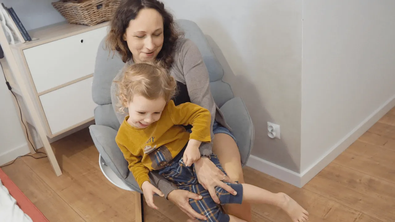 zabawy na macie dla niemowlaka wzmacniające mięśnie