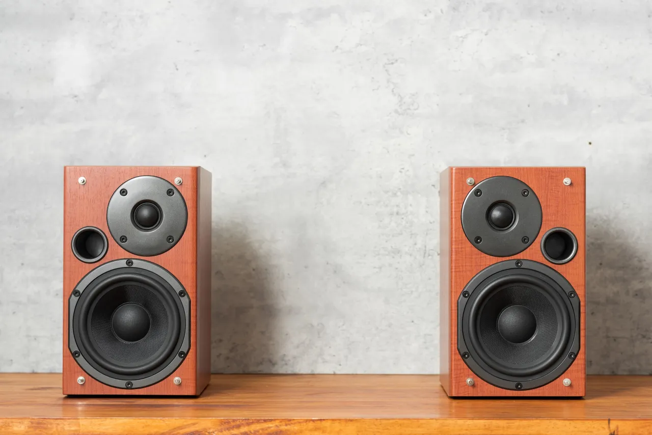 różne typy głośników do kina domowego, kolumny podstawkowe i podłogowe