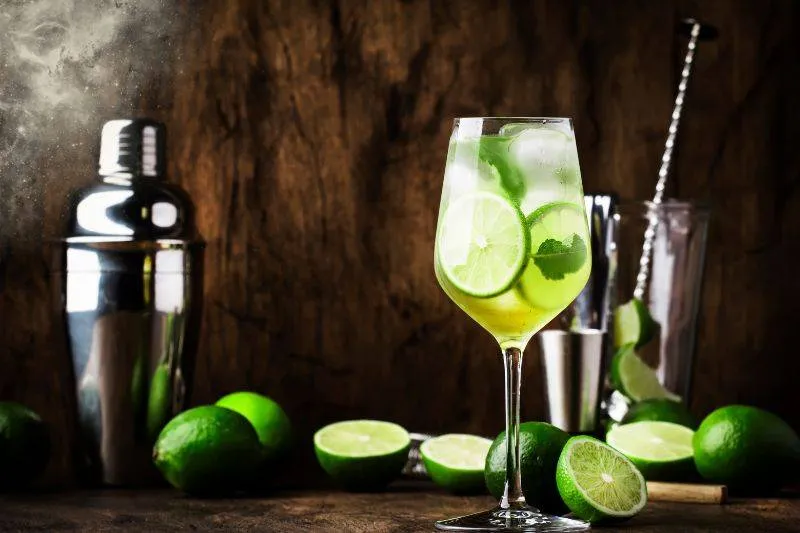 proste drinki z Martini Bianco na stole