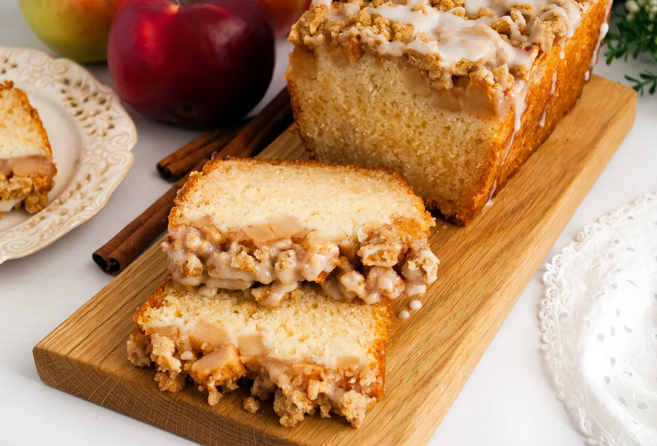 ciasto z jabłkami w keks&oacute;wce z lukrem i kruszonką
