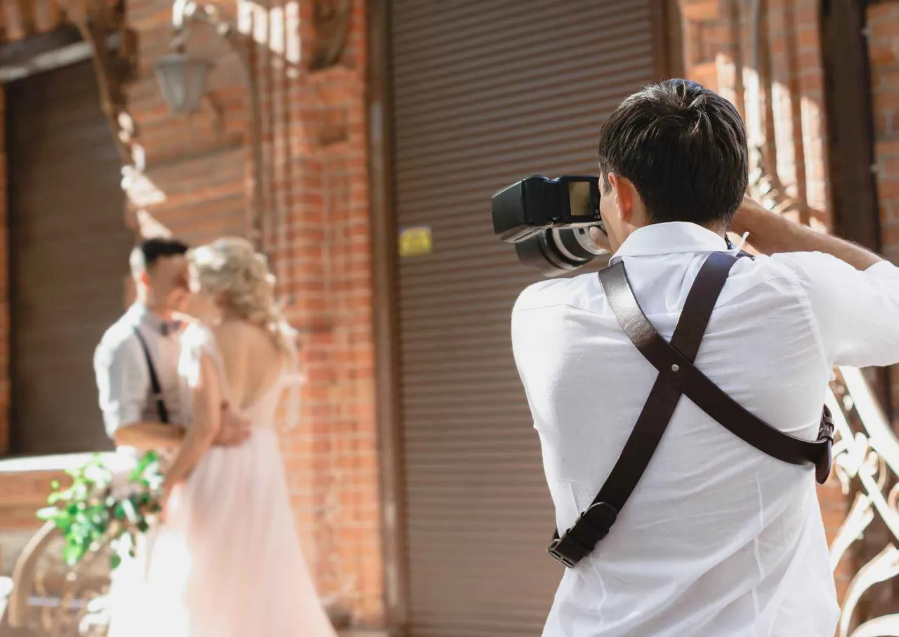 para młoda rozmawiająca z fotografem, umowa fotograf ślubny