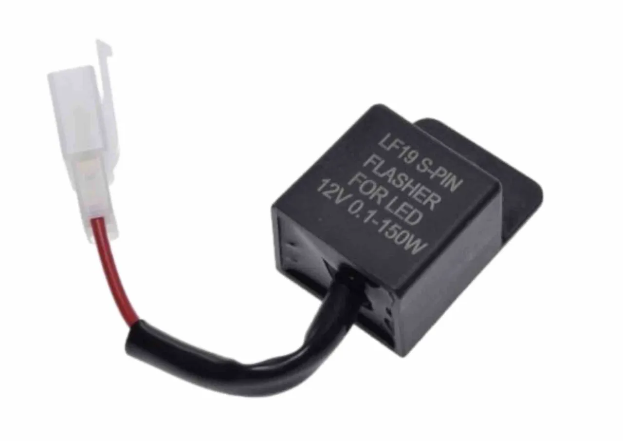 Uszkodzony przerywacz kierunkowskaz&oacute;w objawy: migające światła lub brak reakcji. Czarny moduł z białym złączem.