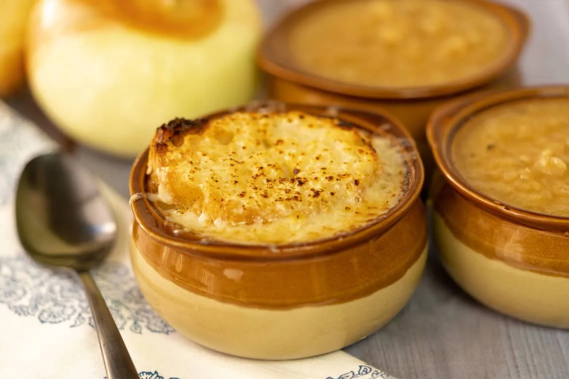 Ingredientes esenciales sopa de cebolla francesa