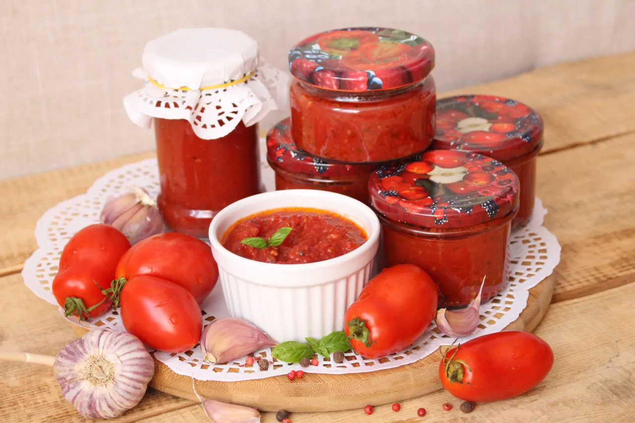 sos pomidorowy z r&oacute;żnymi dodatkami