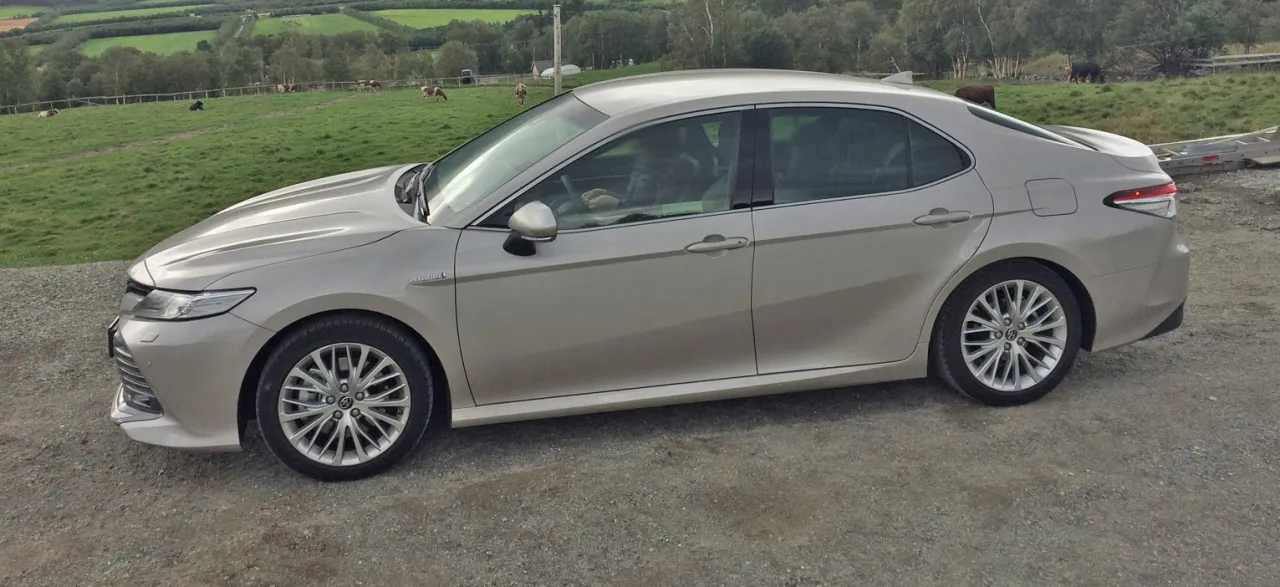 Zdjęcie Ile pali Toyota Camry Hybrid? Zaskakujące wyniki spalania w praktyce