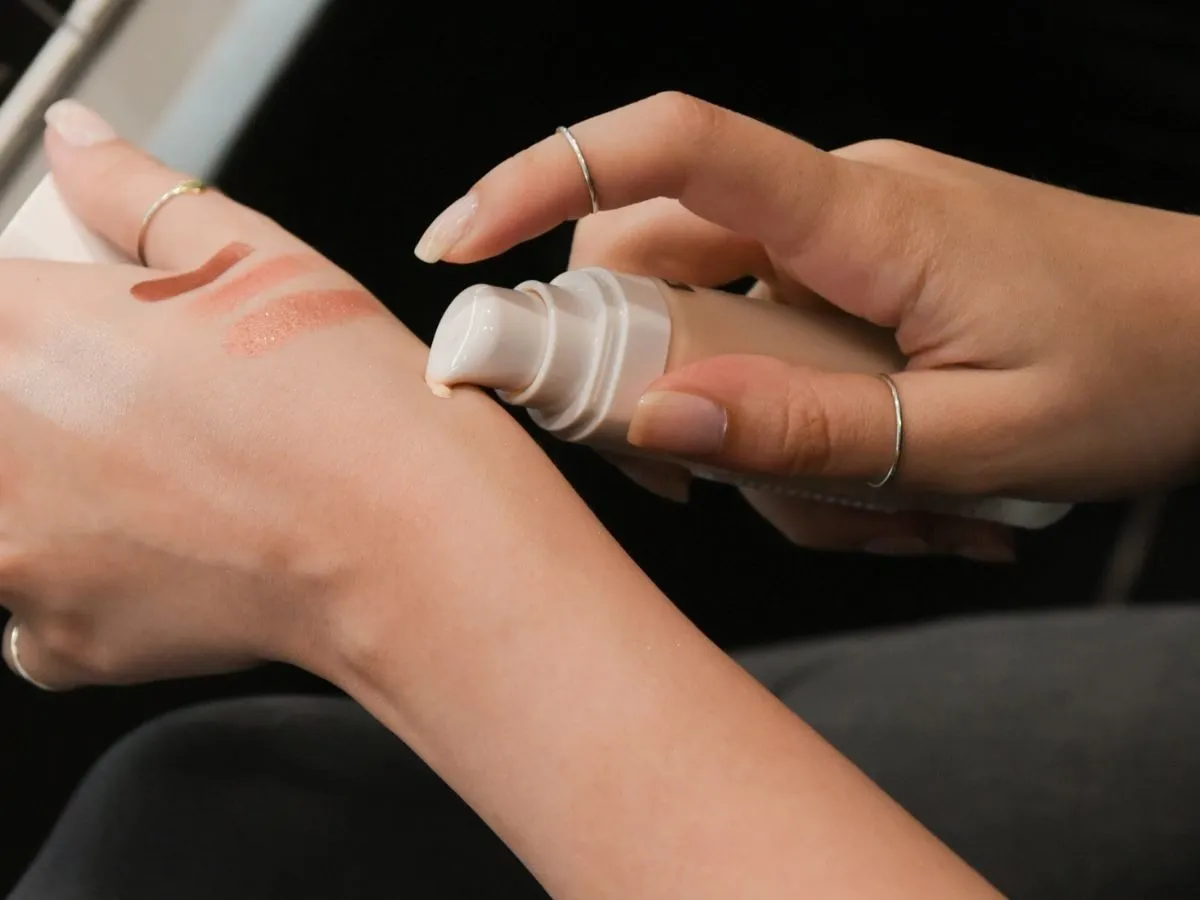 swatche podkład&oacute;w Lumene na sk&oacute;rze r&oacute;żne odcienie