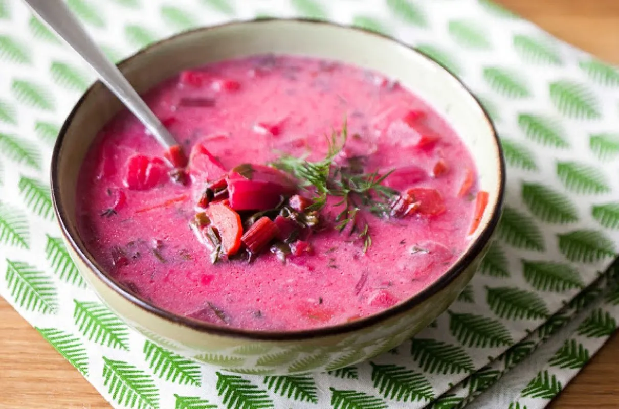 świeża botwinka na targu lub gotowa zupa botwinkowa z dodatkami