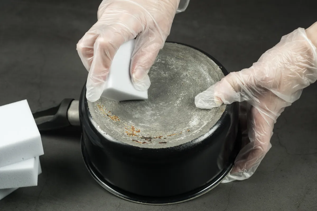 Jak czyścić przypalony garnek ze stali emalii żeliwa