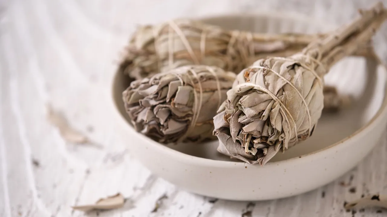 rytuały oczyszczające dom z negatywnej energii, kąpiel z solą, okadzanie szałwią