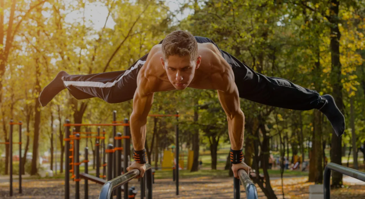 Różne osoby uprawiające cardio w różnych miejscach