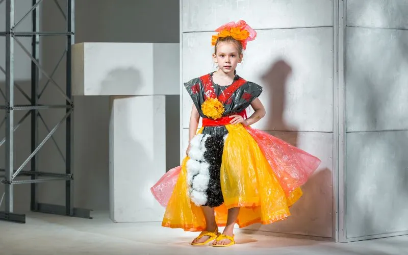 kreatywne stroje z recyklingu dla dzieci na wybiegu