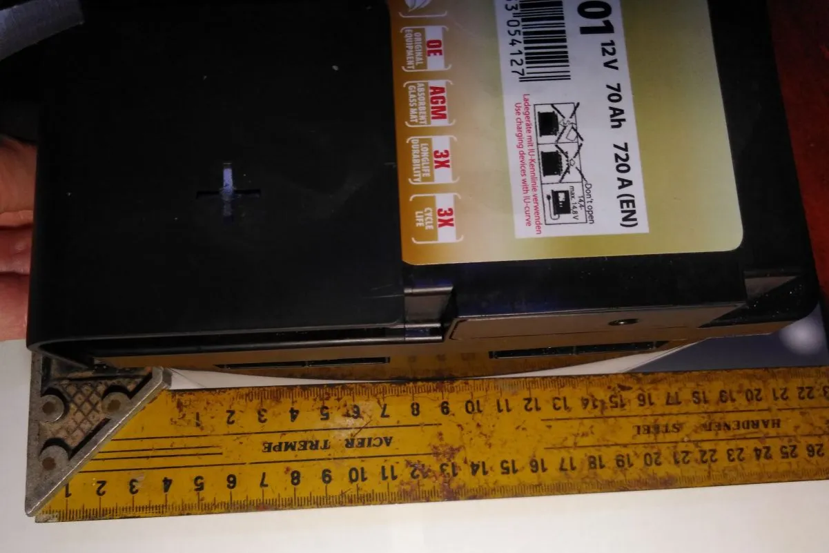 uszkodzony akumulator AGM spuchnięty