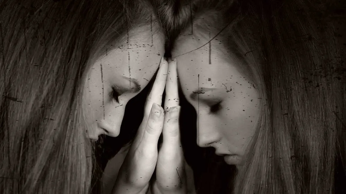 osoba izolująca się, samotna w tłumie