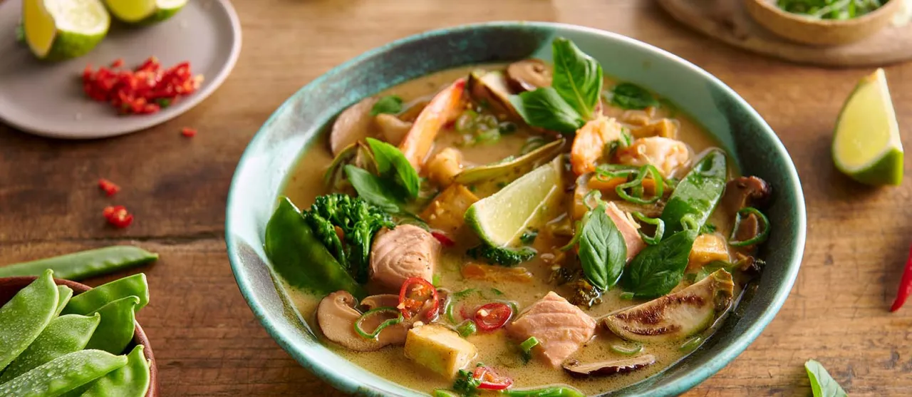 Thai-Suppe mit Garnelen und Tofu Variationen nebeneinander