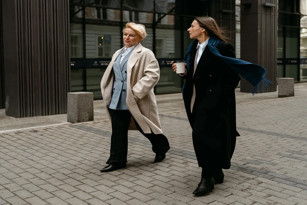 Eleganckie warstwowe stylizacje do biura zimą