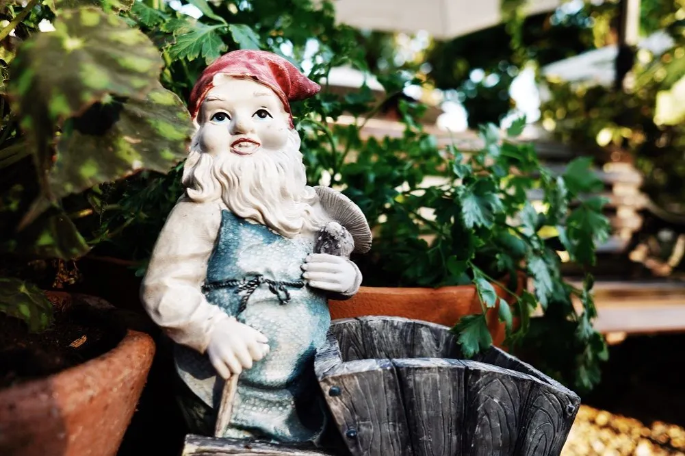 R&oacute;żne typy skrzat&oacute;w ogrodowych z r&oacute;żnych materiał&oacute;w