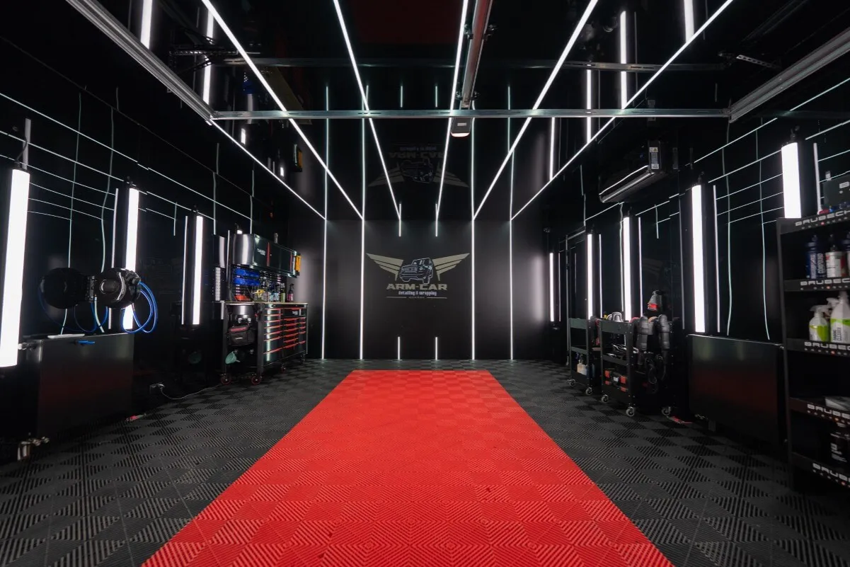 Nowoczesne studio auto detailingu, wnętrze, czyste samochody