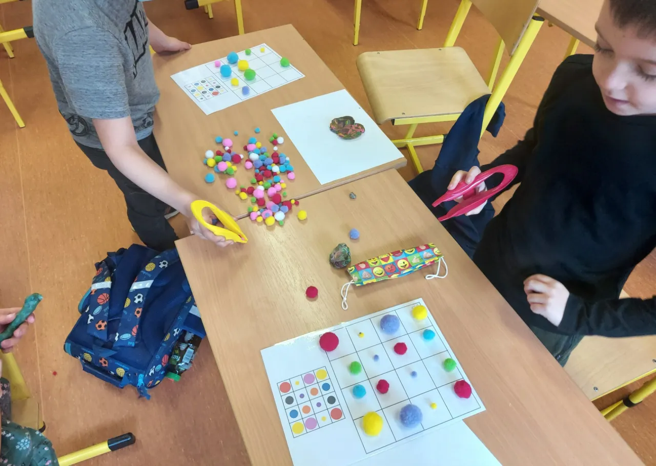 dziecko siedzące przy stole prawidłowa postawa terapia ręki