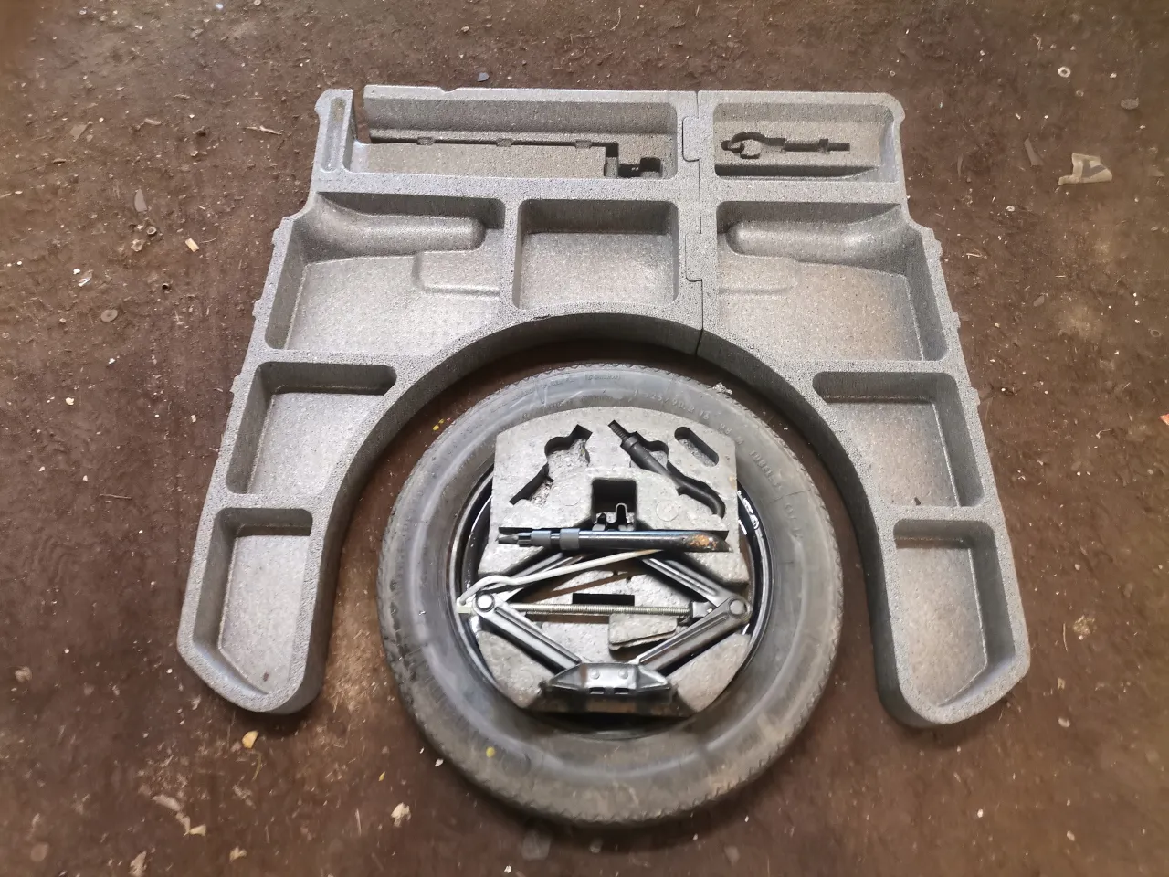 konserwacja mechanizmu koła zapasowego Ford S-Max