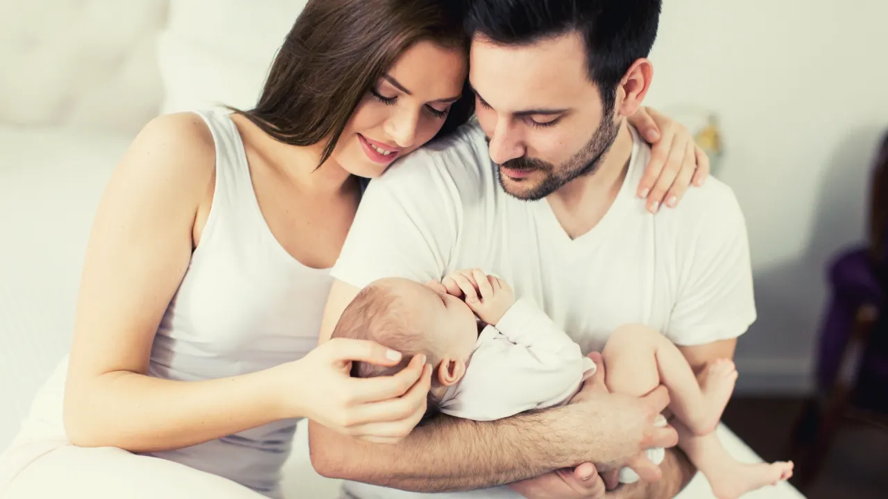 rodzice z noworodkiem i dokumentami