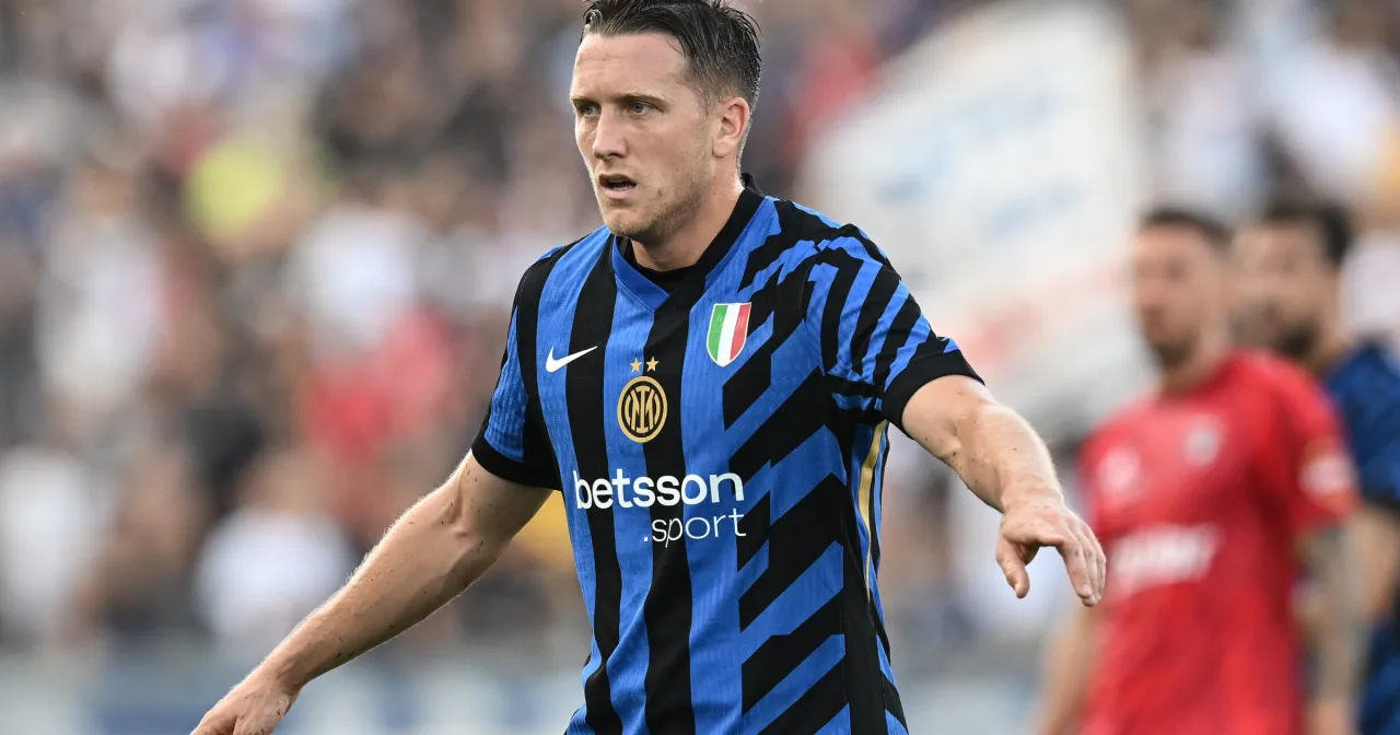 Piłkarz Piotr Zieliński w koszulce Interu. Jego zarobki są tematem dyskusji wśr&oacute;d kibic&oacute;w.