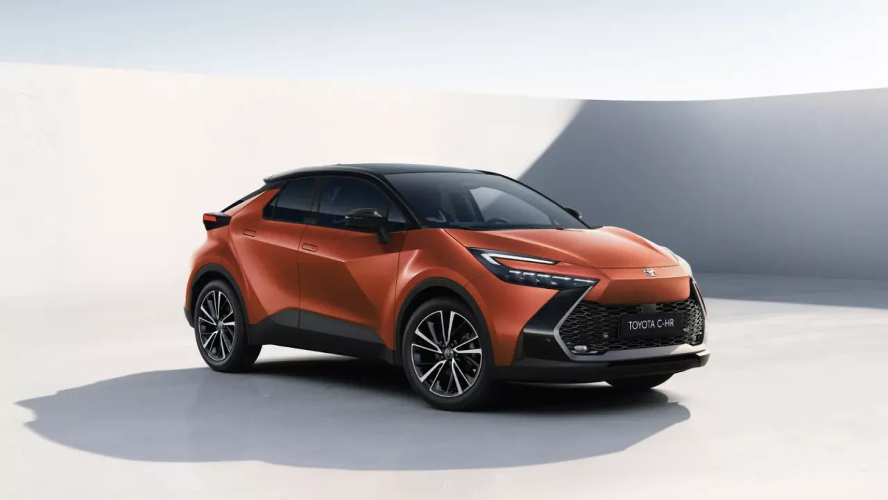 Pomarańczowa Toyota C-HR Hybrid prezentuje się nowocześnie. Zastanawiasz się, ile kosztuje Toyota C-HR Hybrid?