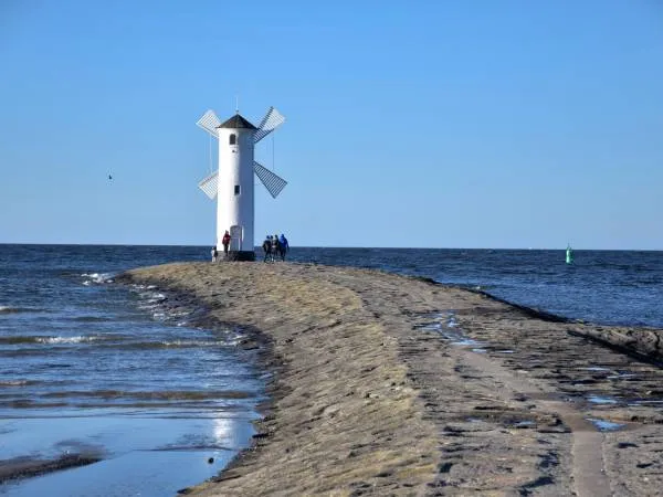 Świnoujście plaża latarnia morska