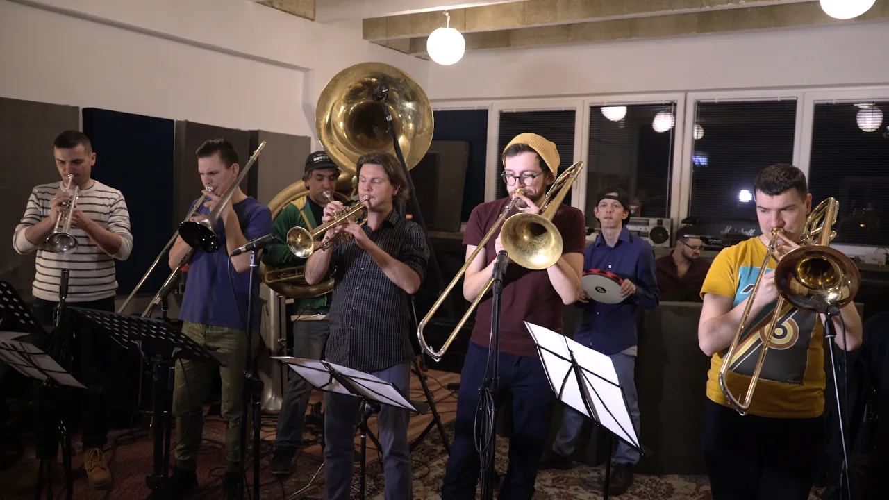 Osadzone Blok F czoł&oacute;wka muzyka