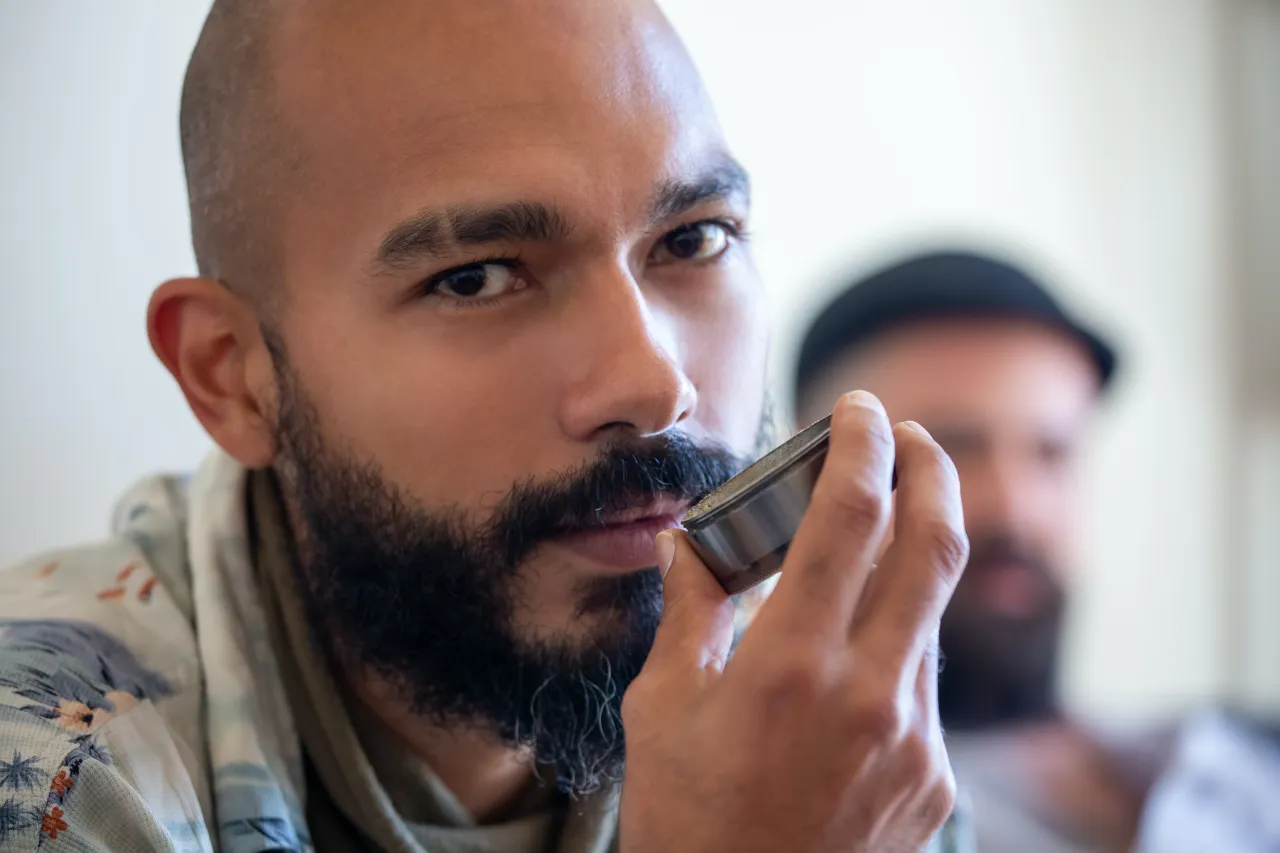 Mężczyzna z zadbanym zarostem i brodą