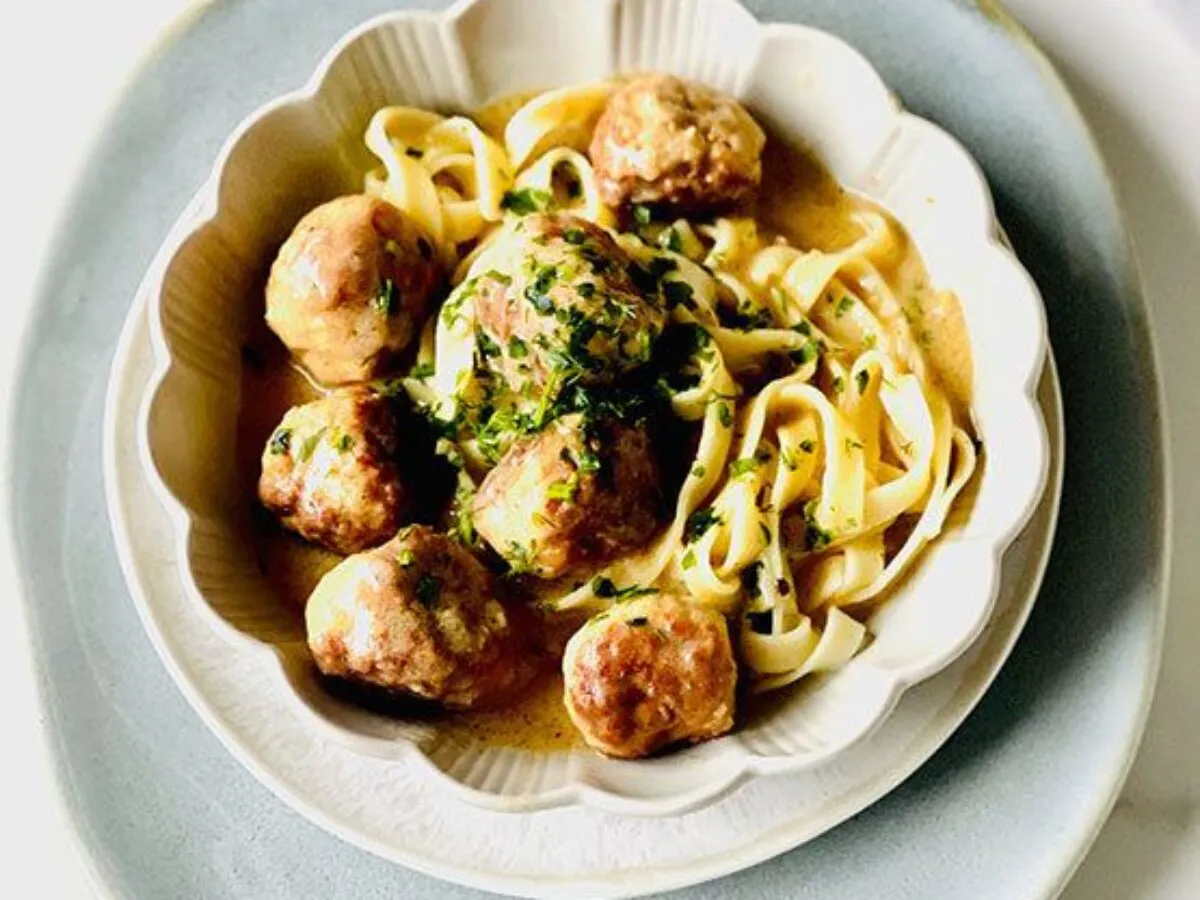 Tradycyjne szwedzkie jedzenie klopsiki kanelbulle