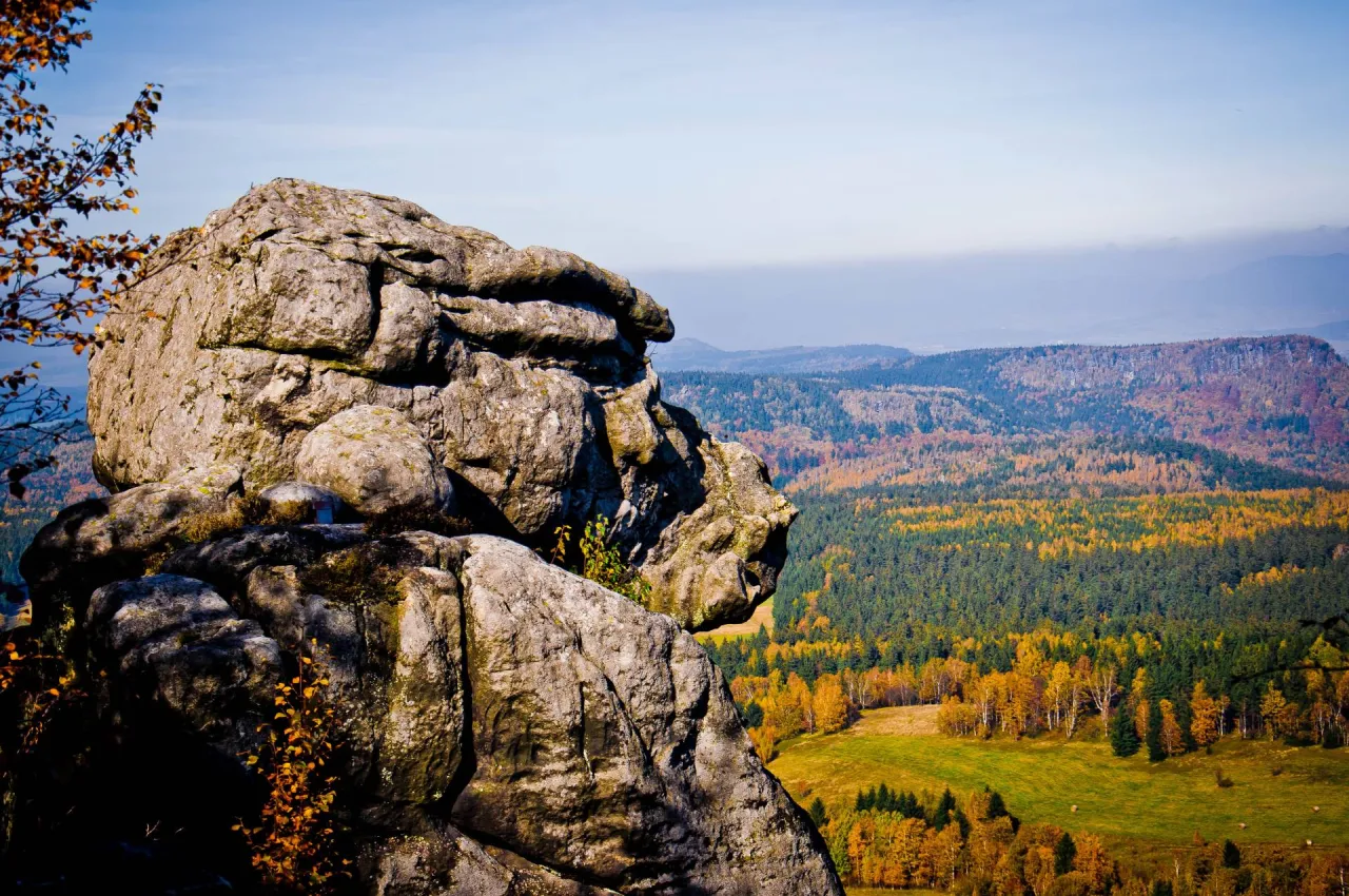 Karłów Góry Stołowe jesień widok na Szczeliniec