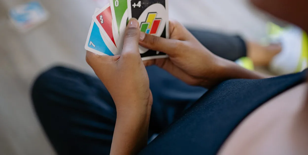 ludzie grający w uno strategia