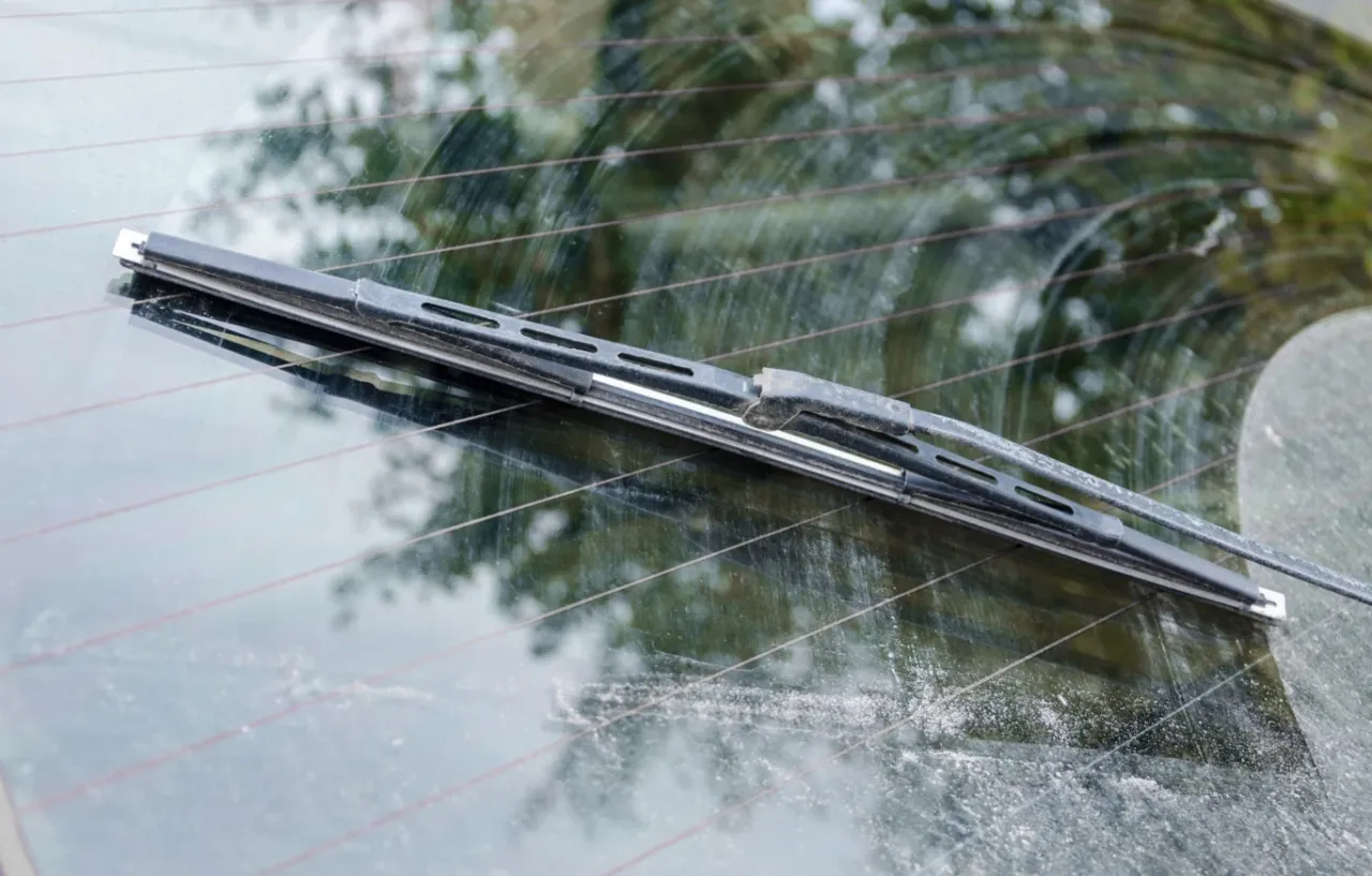 brudne wycieraczki smużące szyba samoch&oacute;d