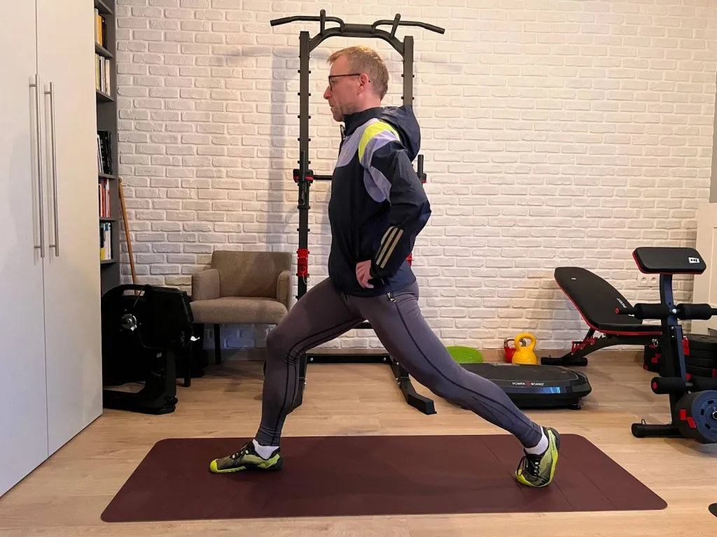 dynamiczna rozgrzewka przed bieganiem