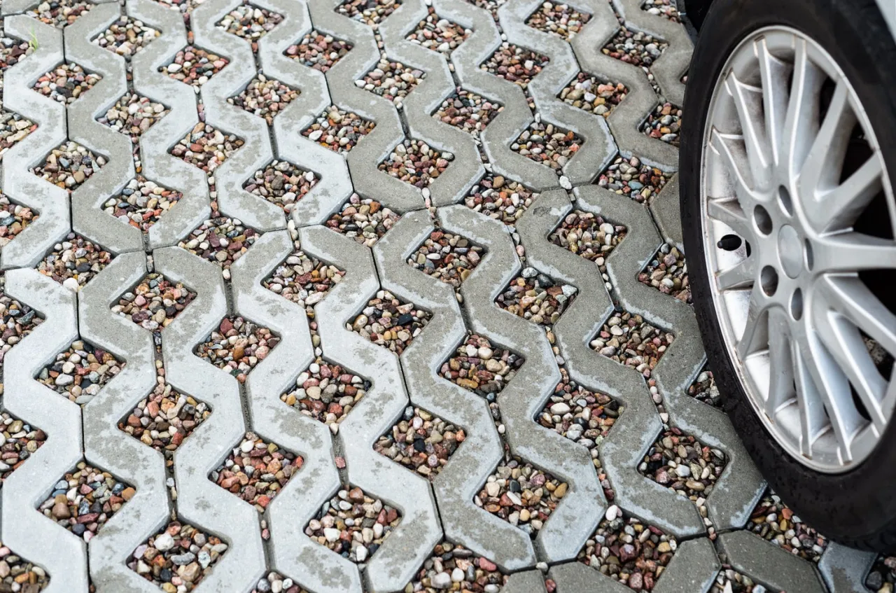 wypełnienie płyt ażurowych trawą czy kruszywem