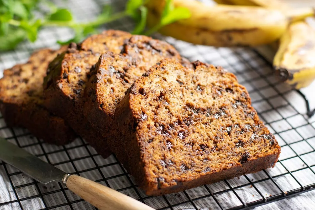 Banana bread con noci e gocce di cioccolato