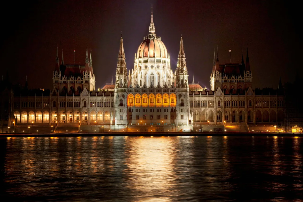 Parlament Węgier nad Dunajem nocą