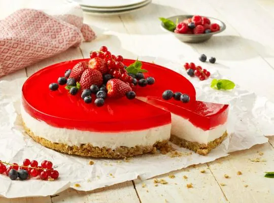dekoracja sernika na zimno owocami