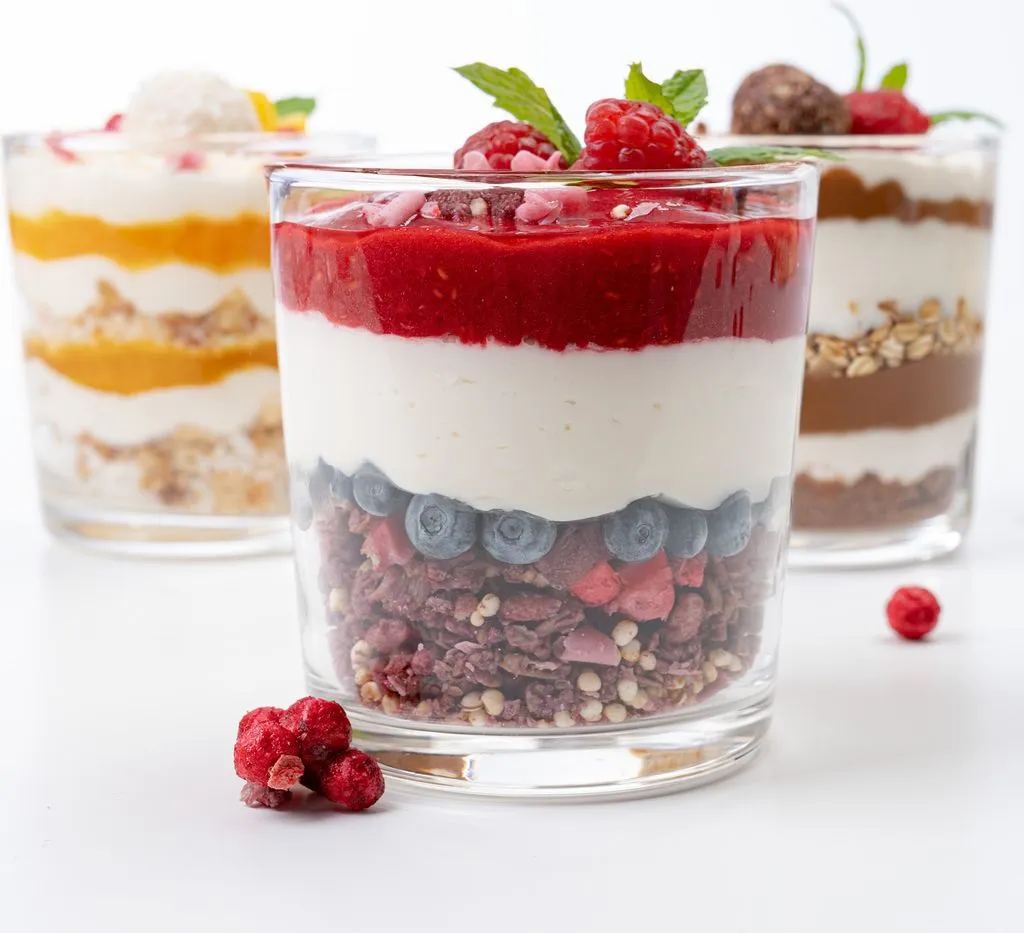 verschiedene dessert gl&auml;ser