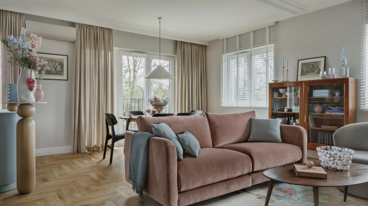 aranżacja tyłu kanapy na środku salonu