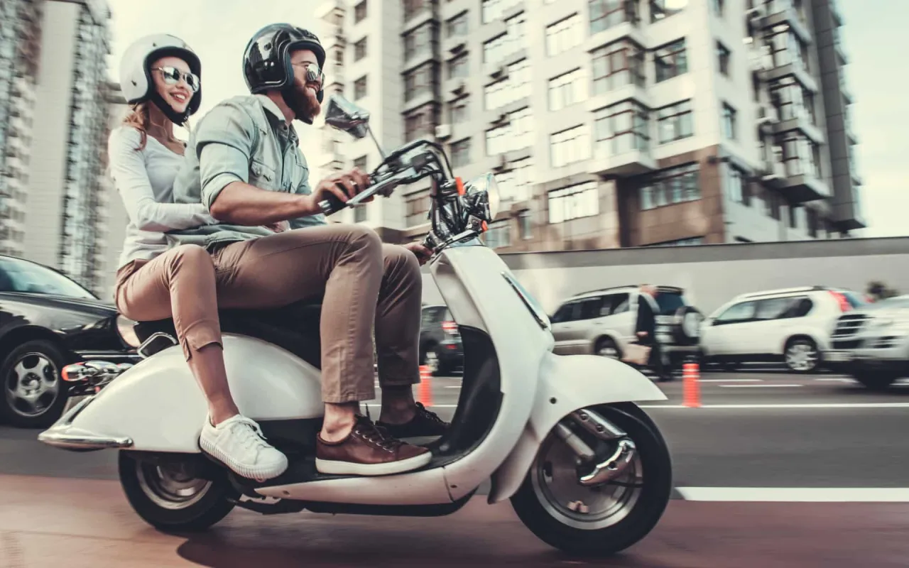 skuter w mieście jazda miejska